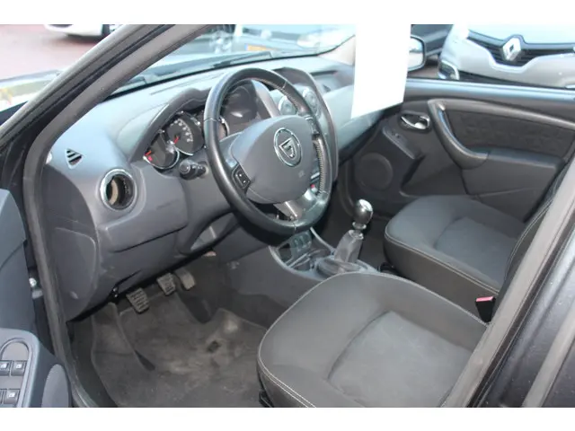 Dacia Duster 1.2 TCe 4x2 Lauréate 2015 Benzine 8