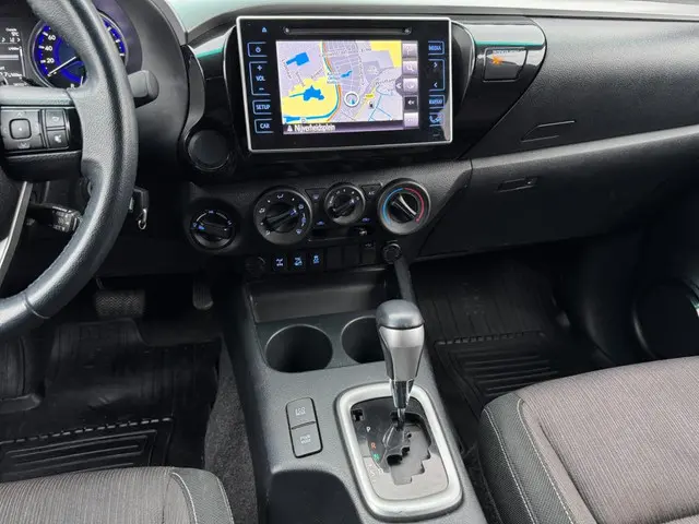 Toyota Hilux 2.4 D-4D-F Double Cab 2P NAP 2018 Diesel 12