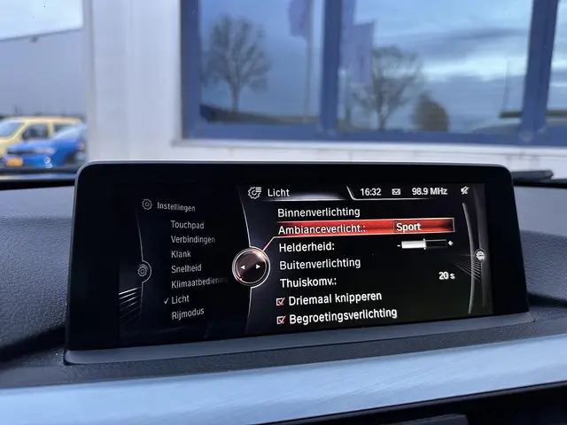 BMW 3 Serie Touring 320i High Executive 2015 Benzine 22