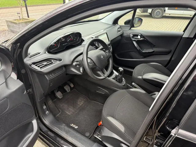 Peugeot 208 1.2 PureTech Blue Lease 2016 Benzine 12
