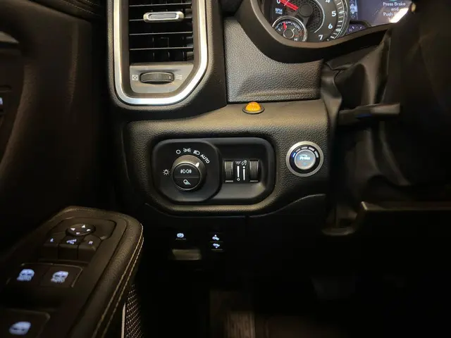 Dodge Ram 1500 5.7 V8 4x4 Crew Cab Laramie 2024 LPG/Gas 18