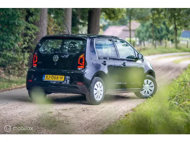 Volkswagen up! 1.0 BMT move up! 2019 Benzine 25
