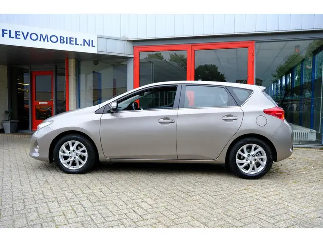 Toyota Auris 1.6 Aspiration Clima|Cam|LMV 2013 Benzine 25