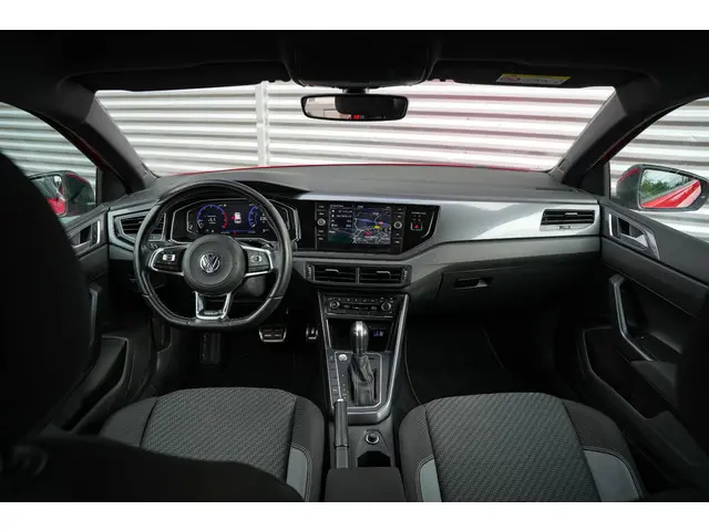 Volkswagen Polo 1.0 TSI Highline Business R 2020 Benzine 2