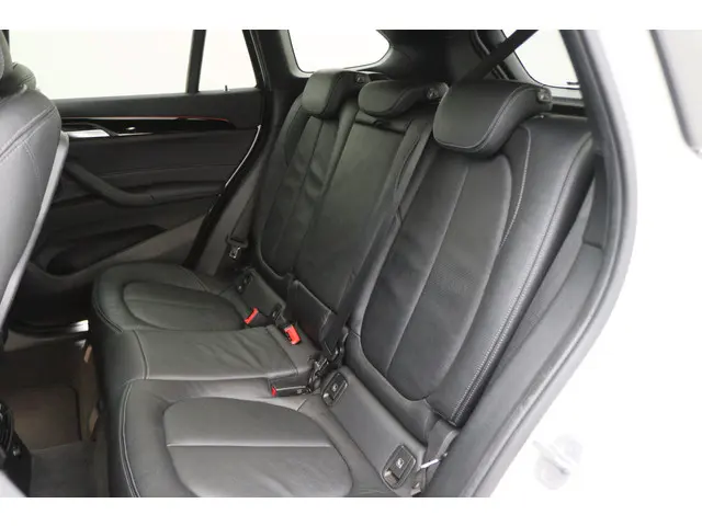 BMW X1 sDrive18i High Executive Automaat 2017 Benzine 12