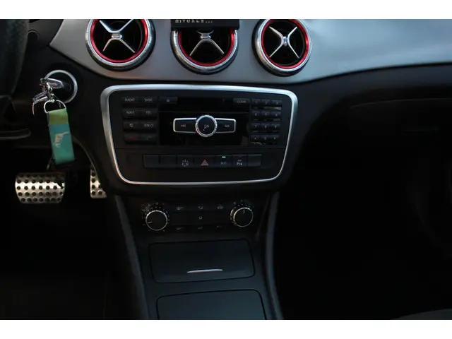 Mercedes-Benz CLA 180 OrangeArt Ed. 2014 Benzine 15
