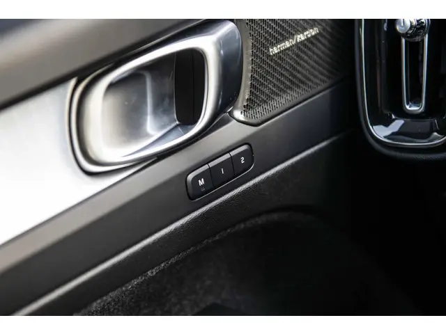 Volvo XC40 2.0 B3 Plus Black Edition 2025 Benzine 28