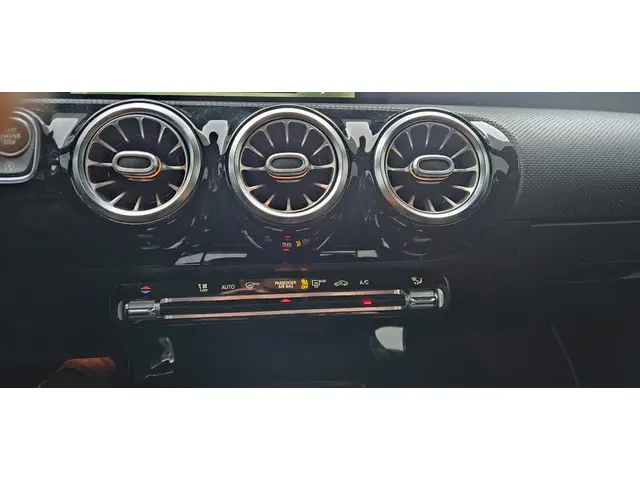 Mercedes-Benz CLA COUPE 180 Premium Plus 2020 Benzine 8