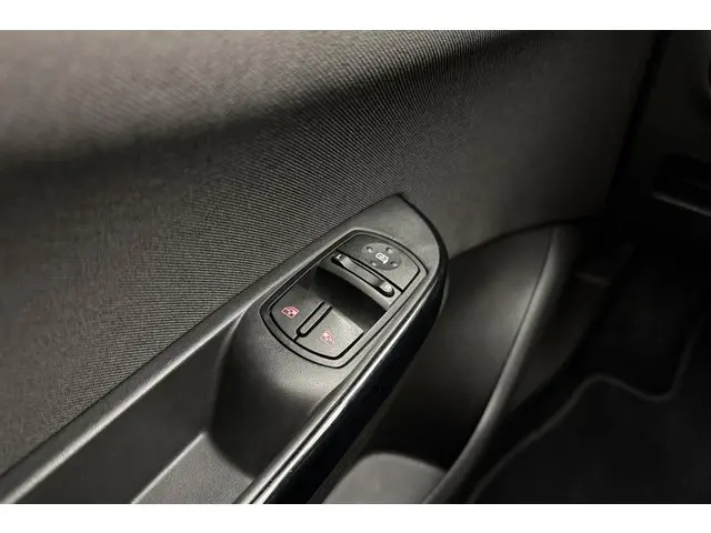 Opel Corsa 1.4 16v 90pk 5drs Black Edition 2018 Benzine 17