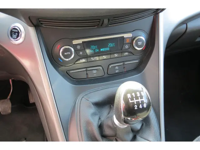 Ford Kuga 1.5 Trend , AIRCO , NAVI , LM VELG 2016 Benzine 18