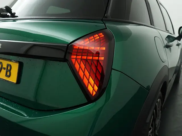 MINI 5-Deurs C 2025 Benzine 27