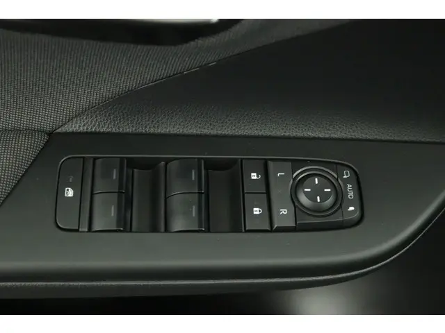 Toyota C-HR 1.8 Hybrid 140 Dynamic 2024 Hybride Benzine 29