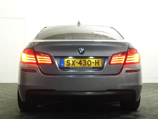 BMW 5 Serie F10 520i High Exe M Sport Aut- 2013 Benzine 26