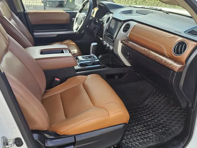 Toyota Tundra 5.7L V8 2015 Benzine 20