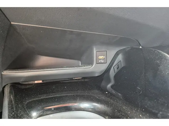 Toyota C-HR 1.8 Hybrid Dynamic 2021 Hybride Benzine 25