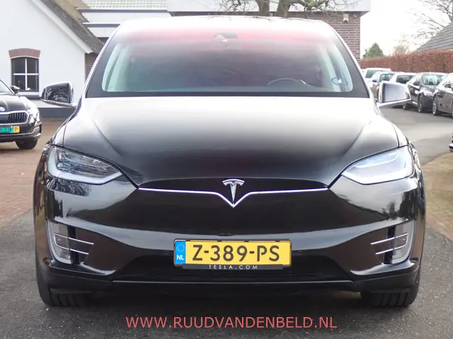 Tesla Model X 2
