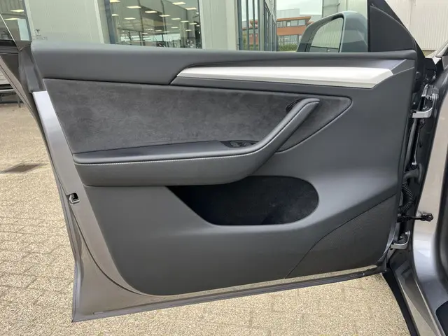 Tesla Model Y Long Range AWD 75 kWh 2023 Elektrisch 14