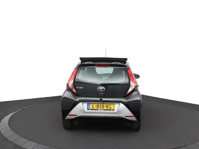 Toyota Aygo 1.0 VVT-i x-play cabrio 2021 Benzine 47