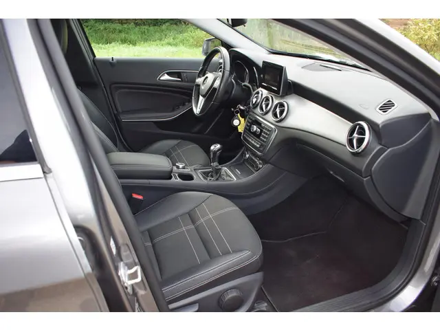 Mercedes-Benz GLA 180 Prestige 2015 Benzine 54