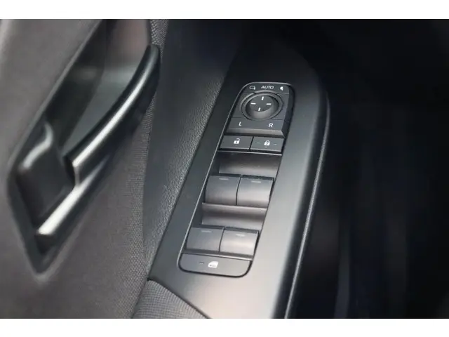 Toyota C-HR 1.8 Hybrid 140 Dynamic 2026 Hybride Benzine 15