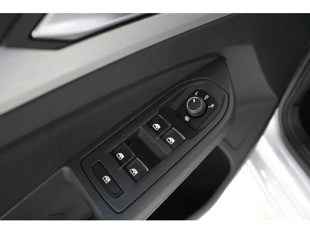 Volkswagen Golf 1.0 eTSI Life 2021 Hybride Benzine 12