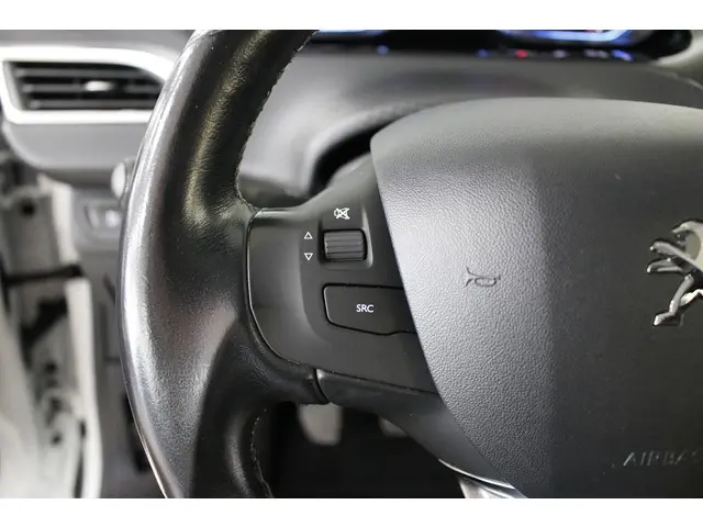 Peugeot 2008 1.2 PureTech Allure 110 PK. 2017 Benzine 18