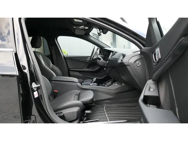 BMW 1 Serie 118i Executive Edition 2020 Benzine 25