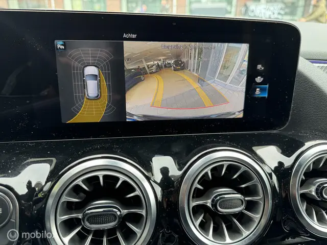 Mercedes-Benz GLA 200 AMG Line 2023 Benzine 14