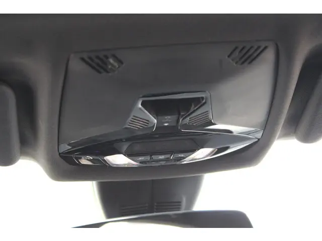 BMW 1 Serie 120i High Executive Edition 2021 Benzine 21