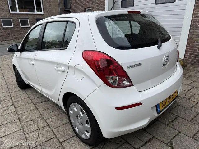 Hyundai i20 1.2i i-Deal 2013 Benzine 3