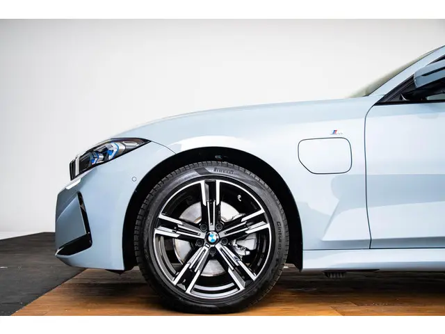 BMW 3 Serie 330e 2025 Hybride Benzine 8