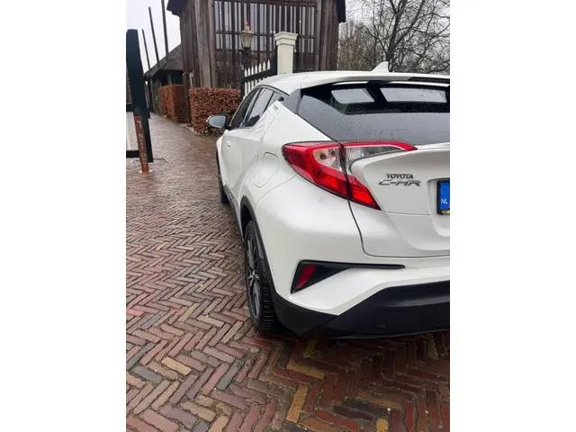 Toyota C-HR 1.8 Hybrid Bi-Tone 2017 Hybride Benzine 12