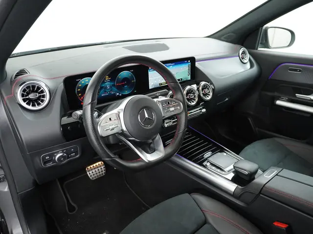 Mercedes-Benz EQA 300 4MATIC AMG Line 2023 Elektrisch 12