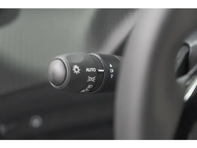 Peugeot 2008 1.2 Hybrid 145 Allure 2025 Hybride Benzine 39