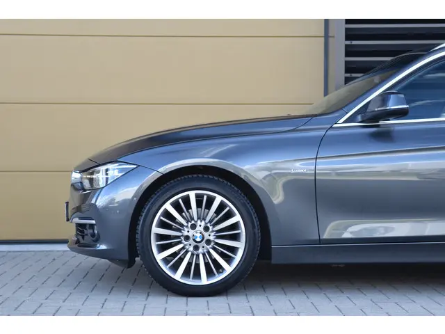 BMW 3 Serie Touring 320i Luxury Edition 2018 Benzine 5