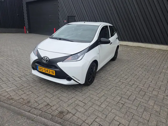 Toyota Aygo 1.0 VVT-i x-fun 5 deurs airco 2018 Benzine 1