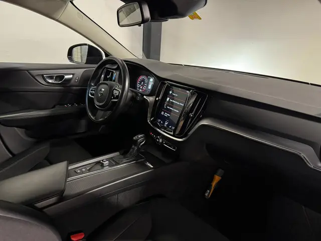 Volvo V60 2.0 D4 Momentum PANO CAM KEYLESS 2018 Diesel 25