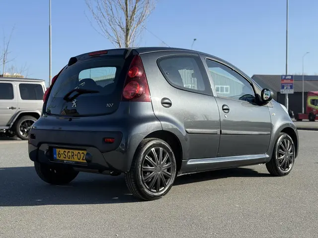 Peugeot 107 1.0 Active 2013 Benzine 6