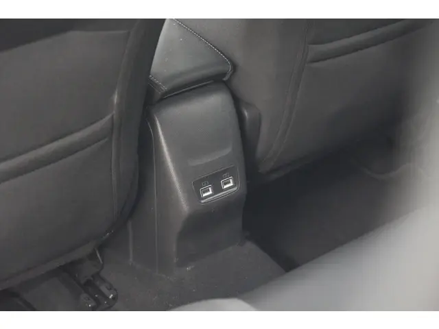 Peugeot 2008 PureTech 130 EAT8 Allure 2023 Benzine 35