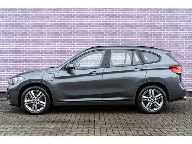 BMW X1 xDrive25e High Executive 2022 Hybride Benzine 10