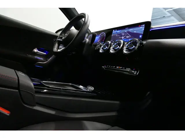 Mercedes-Benz A-Klasse 200 AMG Line 2023 Benzine 31