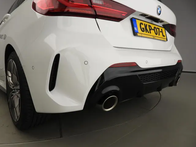 BMW 1 Serie 5-deurs M135i xDrive 2024 Benzine 35