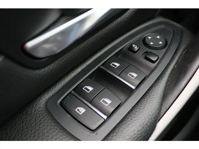 BMW 3 Serie Touring 318i M Sport Edition 2018 Benzine 36