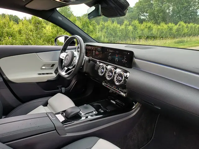 Mercedes-Benz A-Klasse 250 Premium Plus 2022 Benzine 35