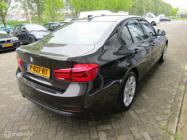 BMW 3 Serie 318i Lu.L Exec 2017 Benzine 12