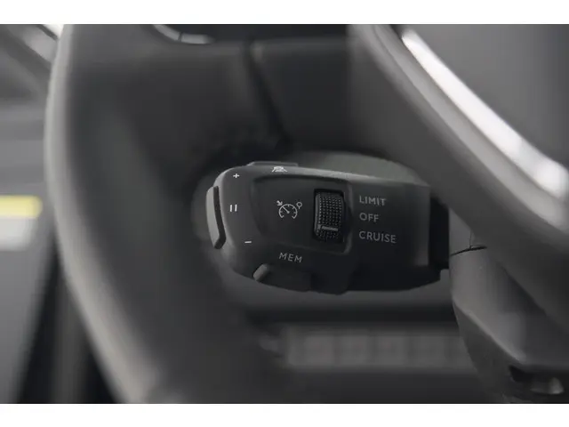 Peugeot 208 PureTech 100 Allure 2024 Benzine 36