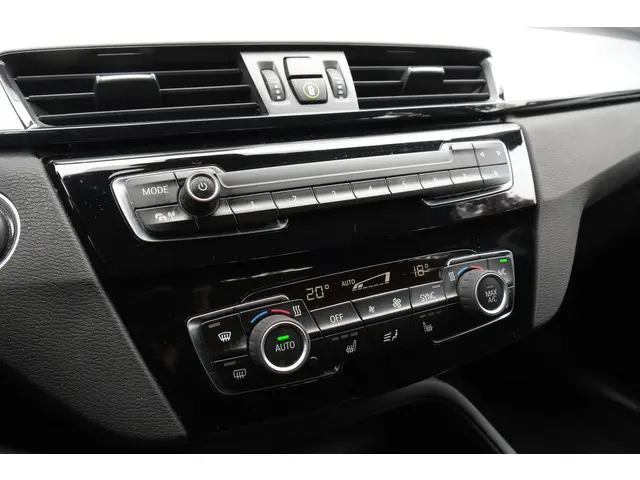 BMW X1 xDrive25e Executive 2020 Hybride Benzine 12