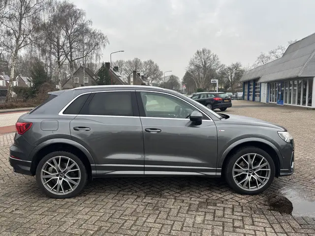 Audi Q3 45 TFSI e S edition 2022 Hybride Benzine 8