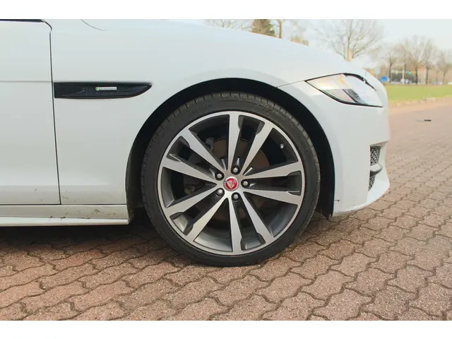 Jaguar XF Sportbrake 2.0d R-Sport 2017 Diesel 12