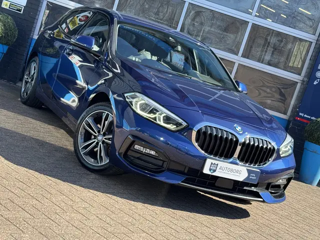 BMW 1 Serie 118i Executive Edition 2019 Benzine 37